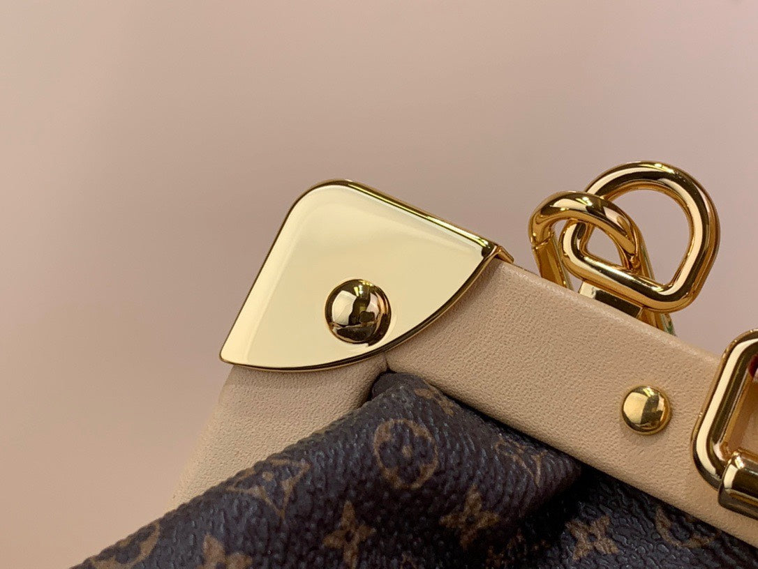 Louis Vuitton LV Clucth Tisitt Like Auth Lock Handbags 28x14cm