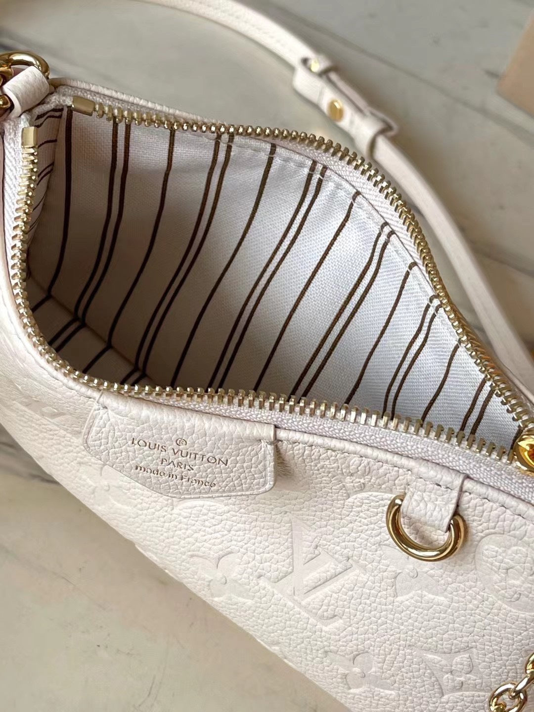 Louis Vuitton LV Easy Pouch On Strap Handbags White Milk 19×11.5x3cm