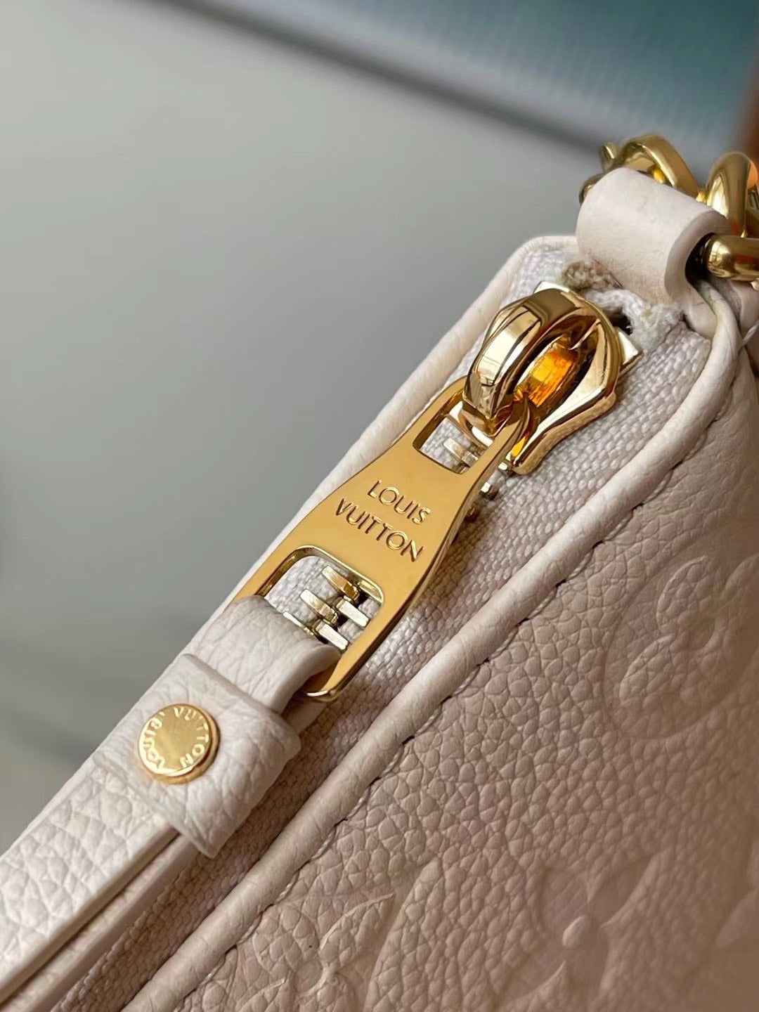 Louis Vuitton LV Easy Pouch On Strap Handbags White Milk 19×11.5x3cm