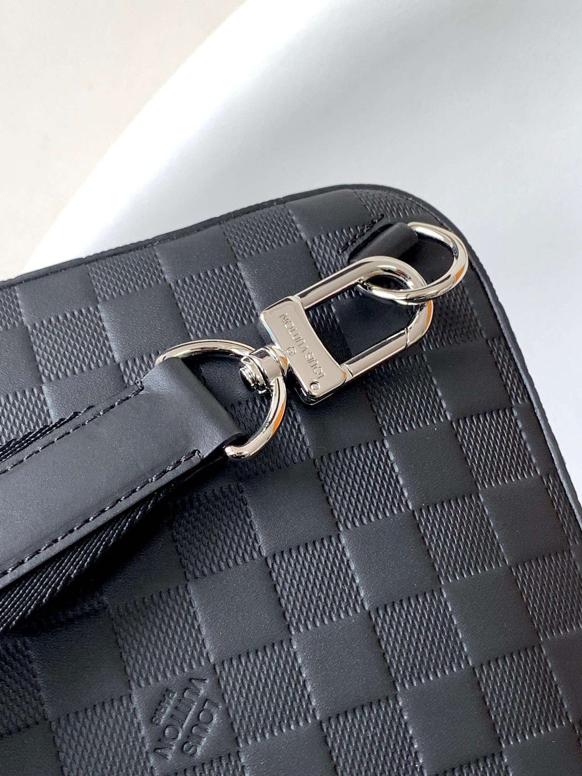 Louis Vuitton LV Avenue Men’s Bag Like Auth Checkerboard Pattern Black 20x31x7cm