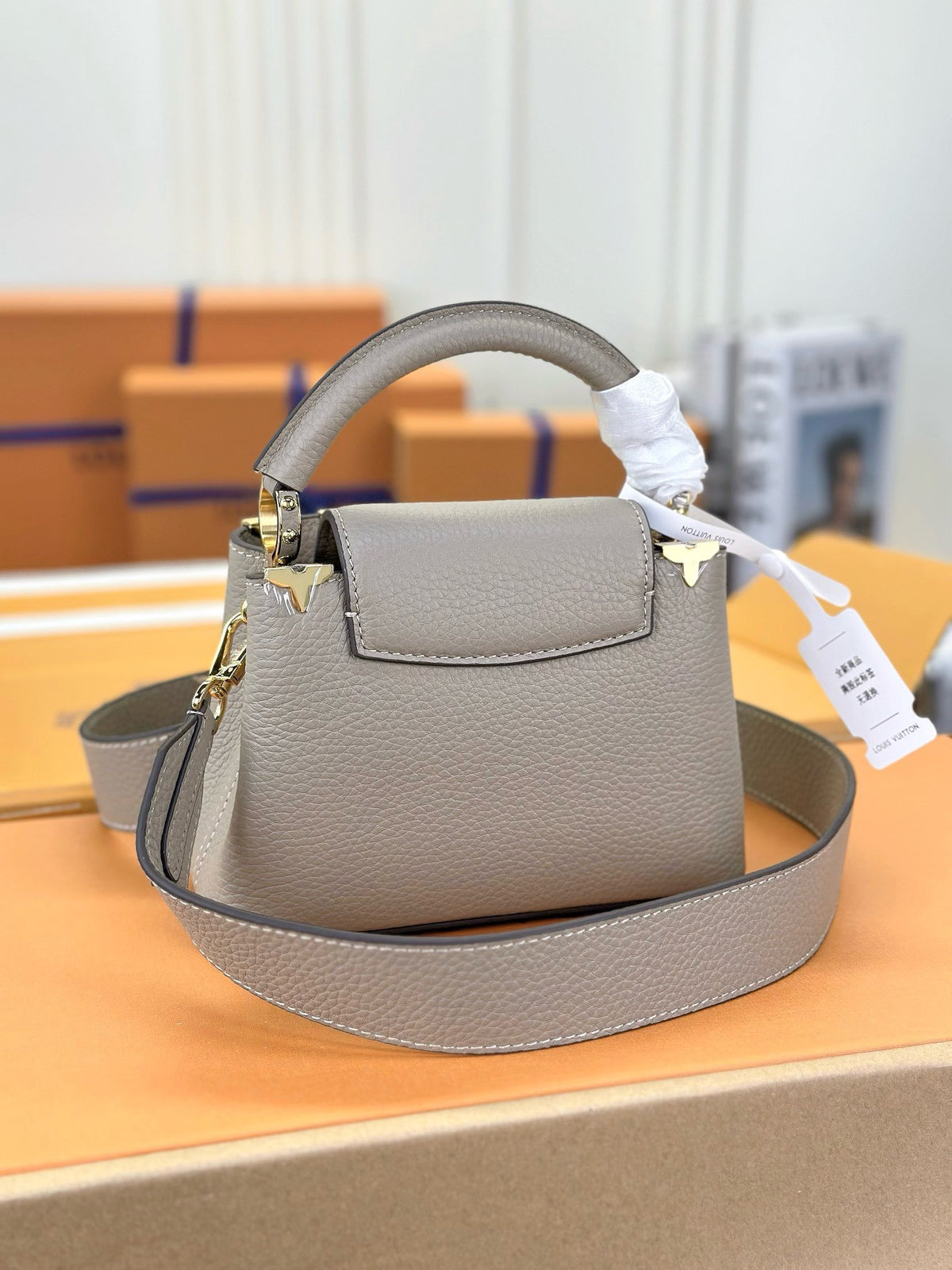 Louis Vuitton LV Capucines Lock Gold Handbags Cowhide Leather 21cm