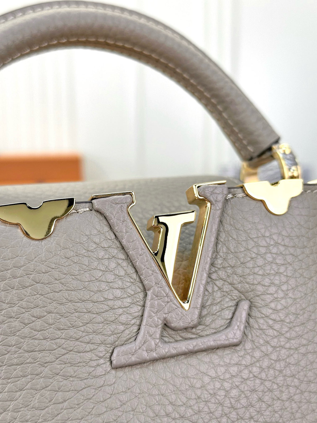 Louis Vuitton LV Capucines Lock Gold Handbags Cowhide Leather 21cm