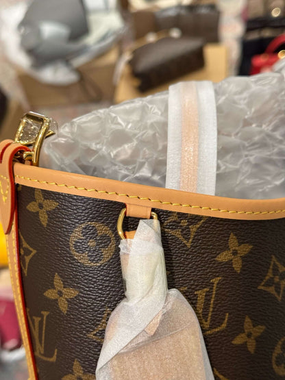 Louis Vuitton Handbags LV Carry All MM Monogram Brown Color 39x30x15cm
