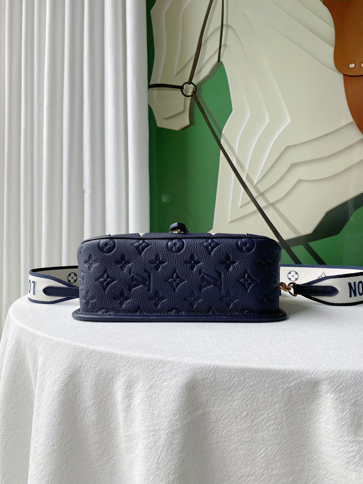 Louis Vuitton LV Diane Handbags Embossed Pattern 23x16x8.5cm