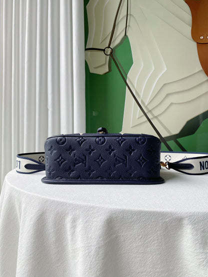 Louis Vuitton LV Diane Handbags Embossed Pattern 23x16x8.5cm