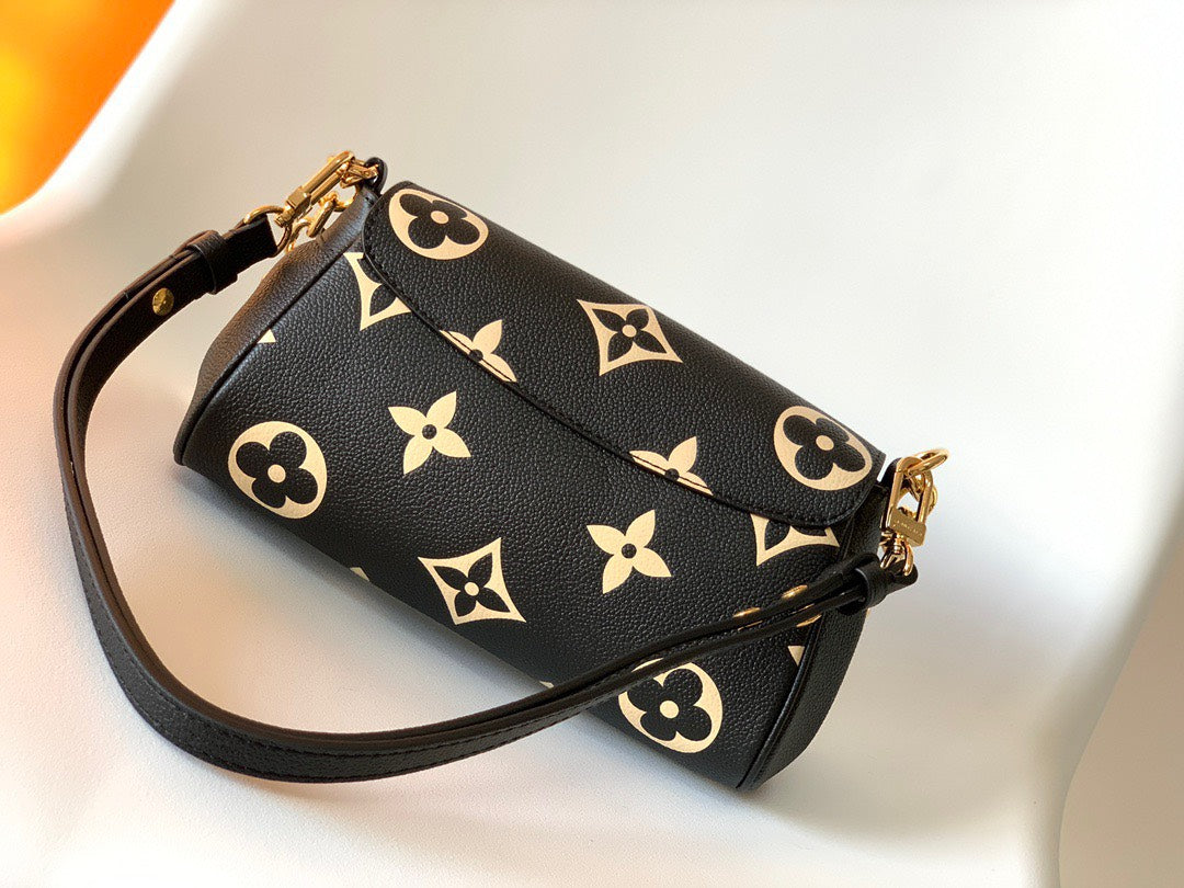 Louis Vuitton LV Favorite Black Handbags 24x14cm