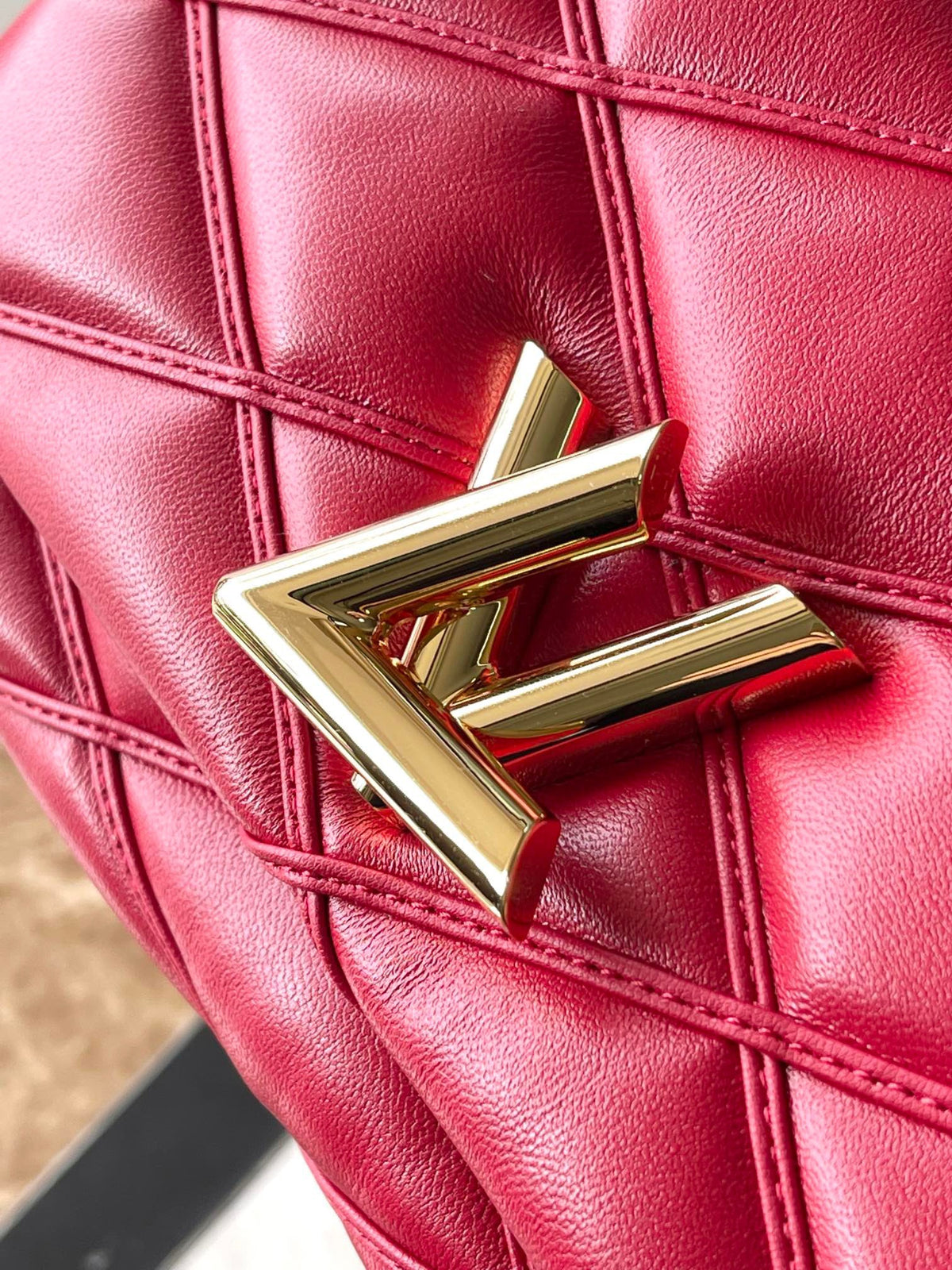 Louis Vuitton LV Twist Like Auth Woman’s Red Handbags Smooth Leather 23cm