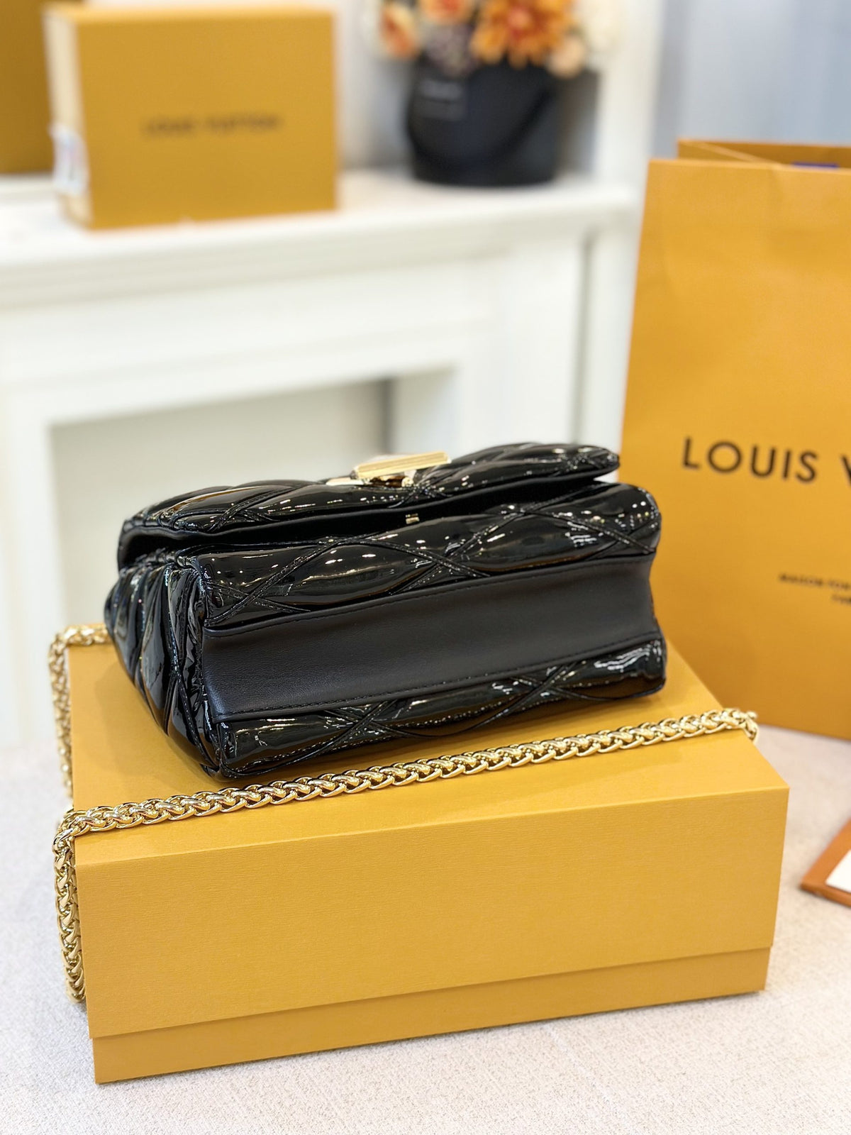 Louis Vuitton LV Twist Women’s Handbag Glossy Black Like Auth 23cm