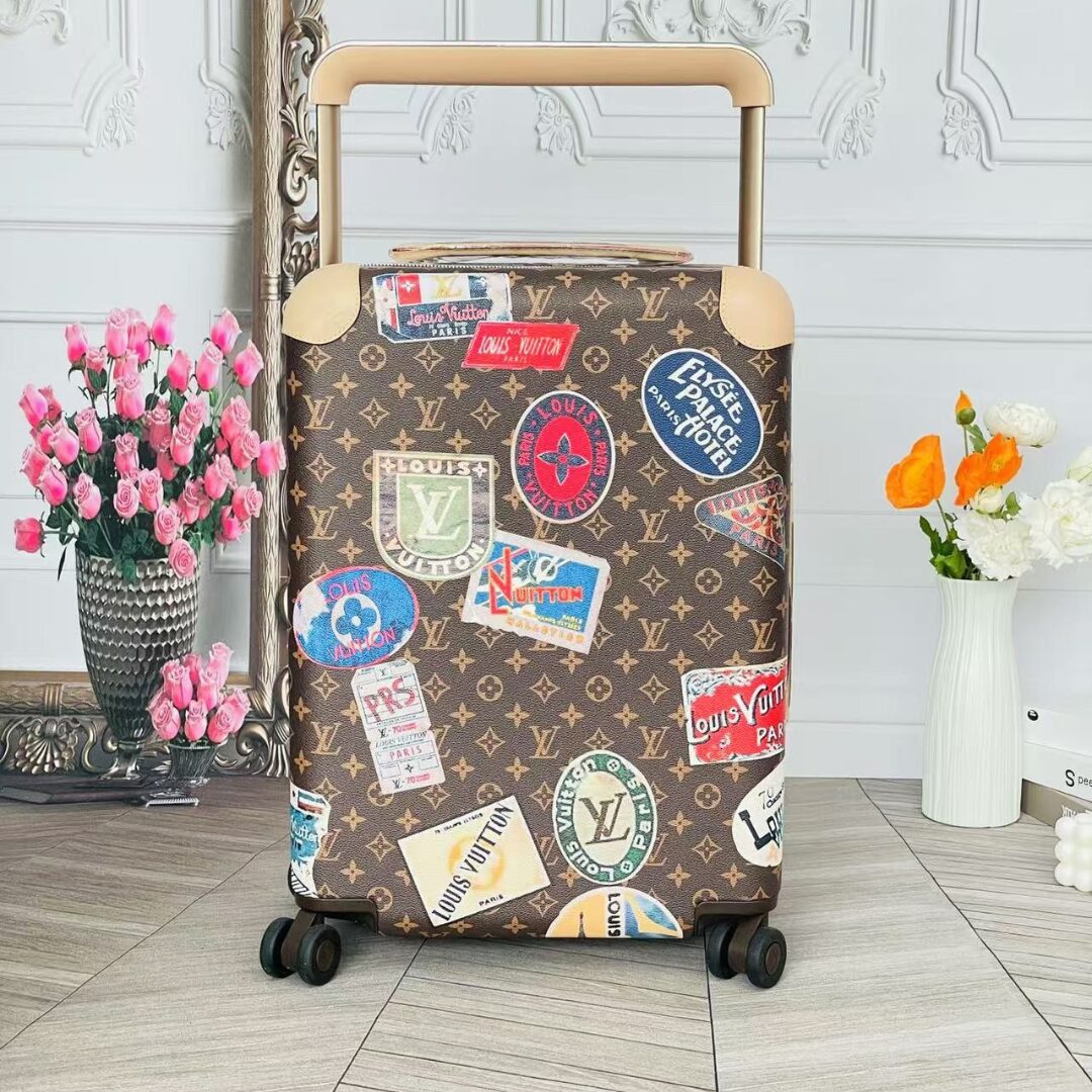 Louis Vuitton Horizon 55 suitcase in Monogram Canvas