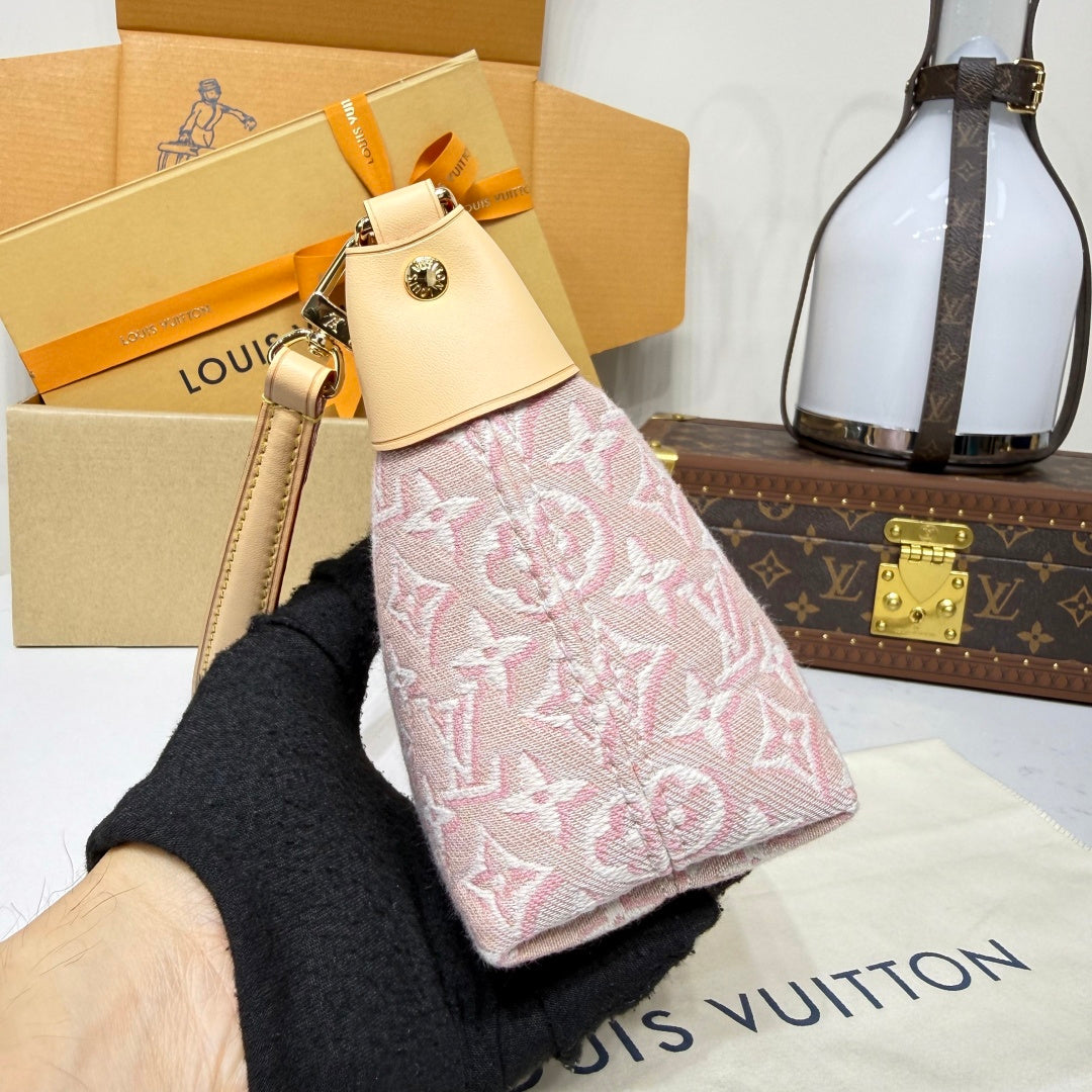 Louis Vuitton Pochette Pink Monogram Emblème