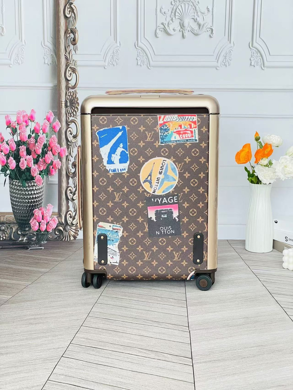 Louis Vuitton Horizon 55 suitcase in Monogram Canvas