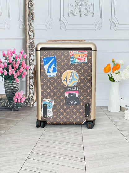Louis Vuitton Horizon 55 suitcase in Monogram Canvas