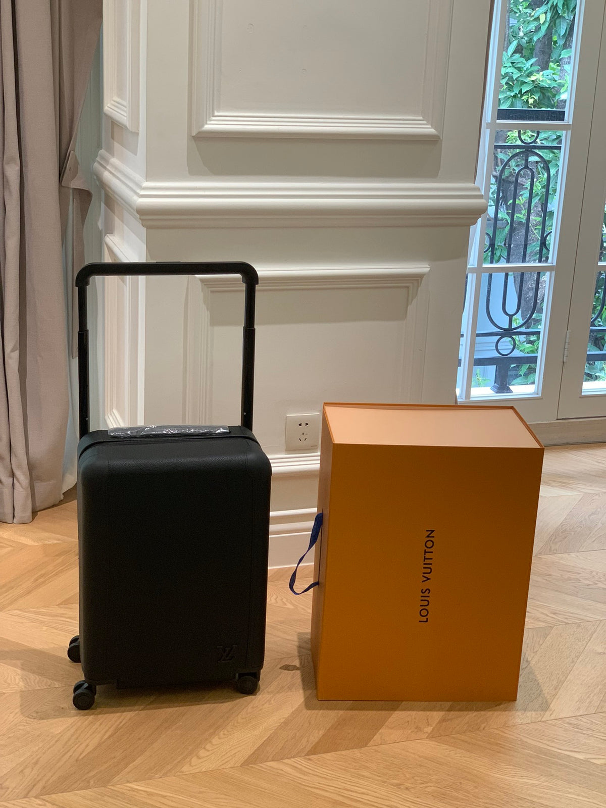 Louis Vuitton Horizon 55 rolling suitcase in Black