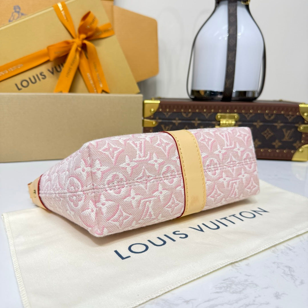 Louis Vuitton Pochette Pink Monogram Emblème
