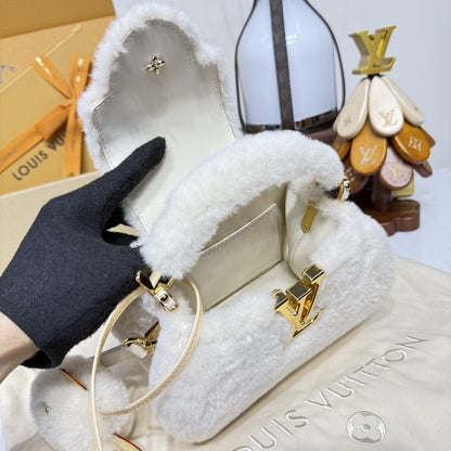 Louis Vuitton Capusnow Capucines handbag