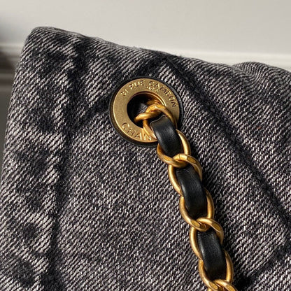Chanel Maxi Flapbag in washed denim with gold-tone metal hardware