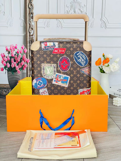 Louis Vuitton Horizon 55 suitcase in Monogram Canvas