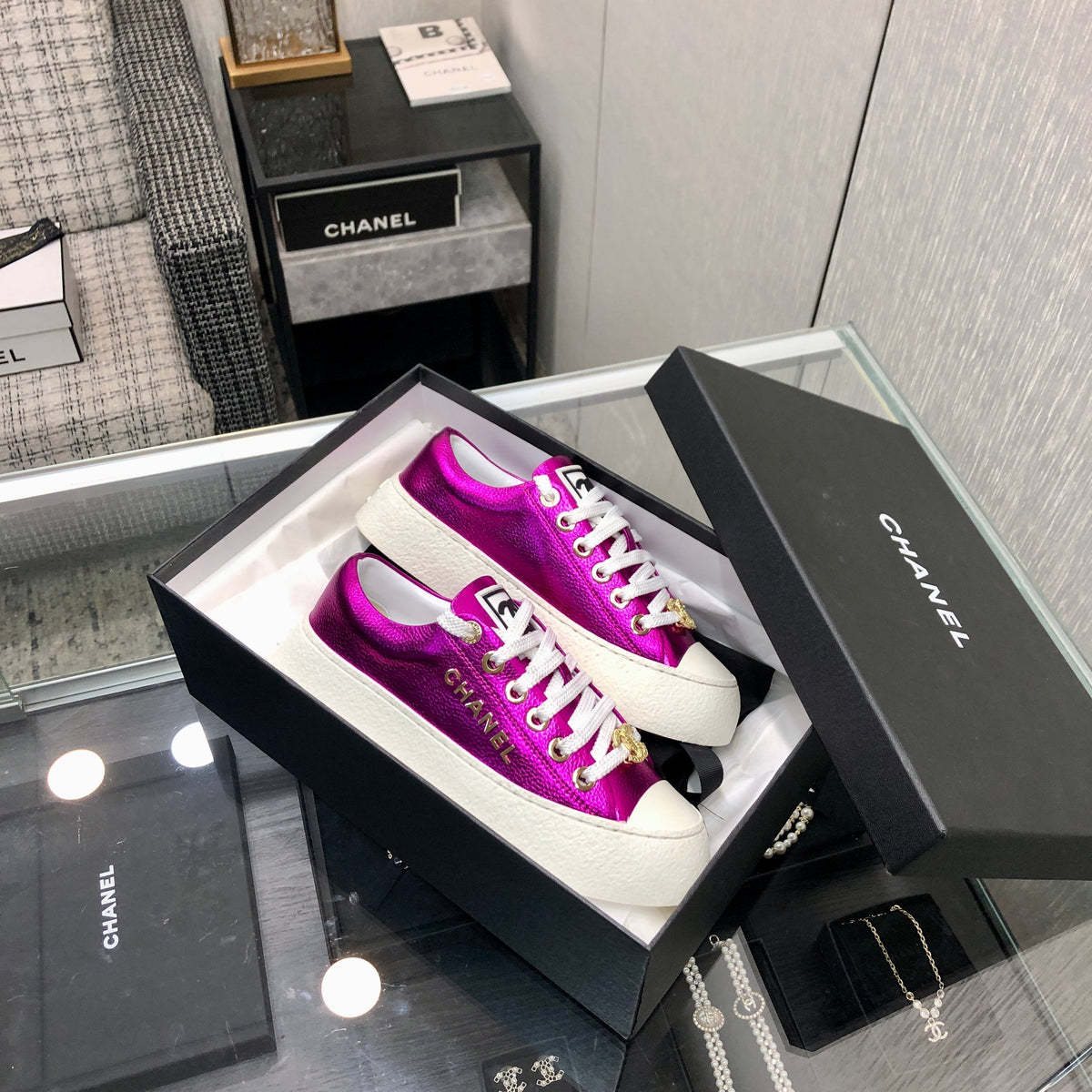 CASUAL SNEAKER IN MAGENTA PURPLE METALLIC LAMBSKIN WITH GOLD LOGO