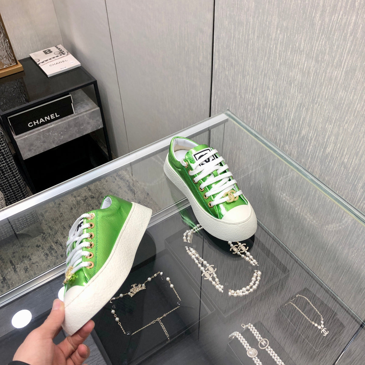 CASUAL SNEAKER IN EMERALD GREEN METALLIC LAMBSKIN WITH GOLD LOGO