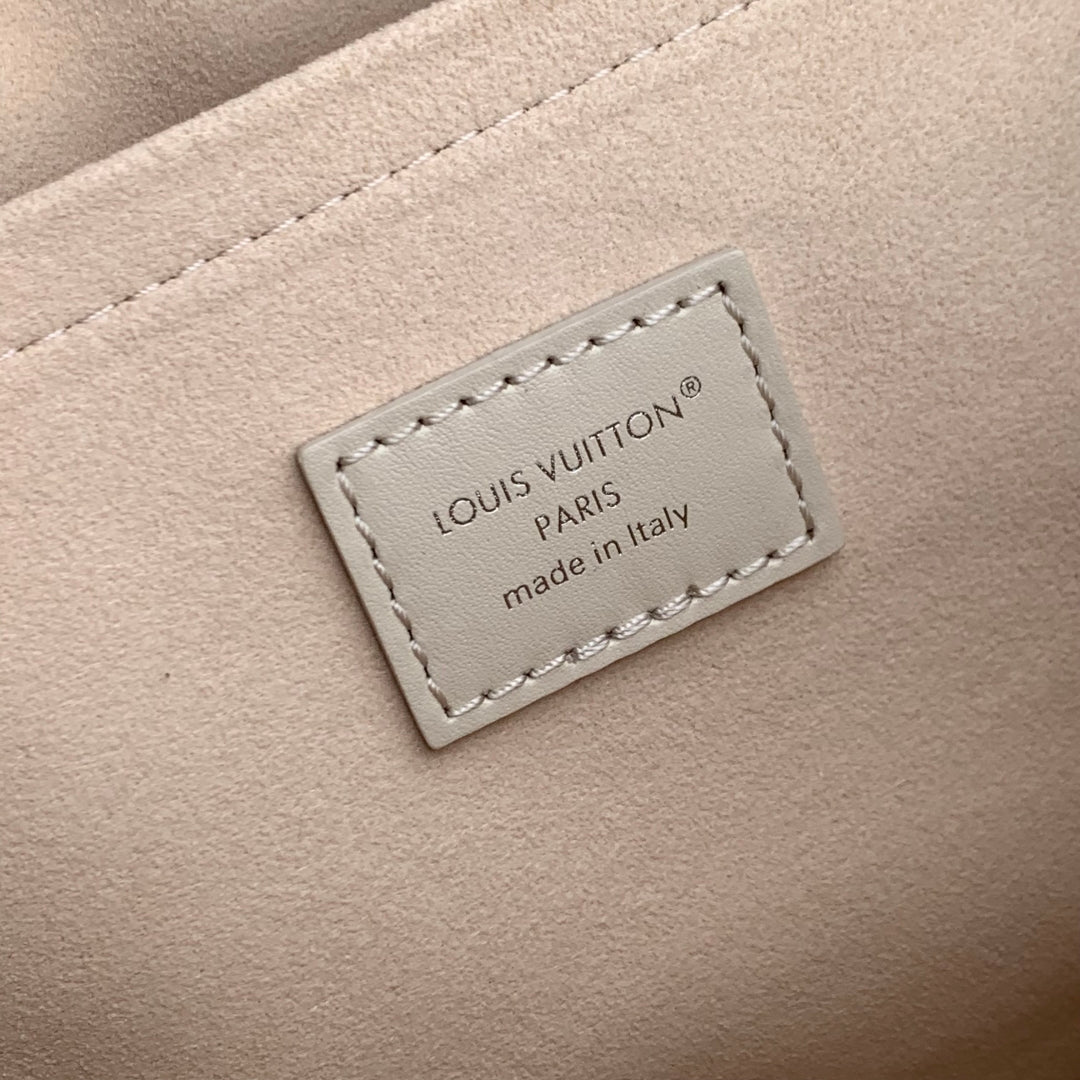 SPEEDY CARGO VIBE 28 IN VANILLE LAMBSKIN MONOGRAM LOGO TAG