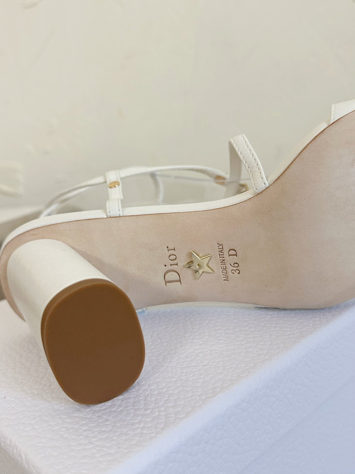 MEDIUM SQUARE HEEL SANDAL IN WHITE LAMBSKIN