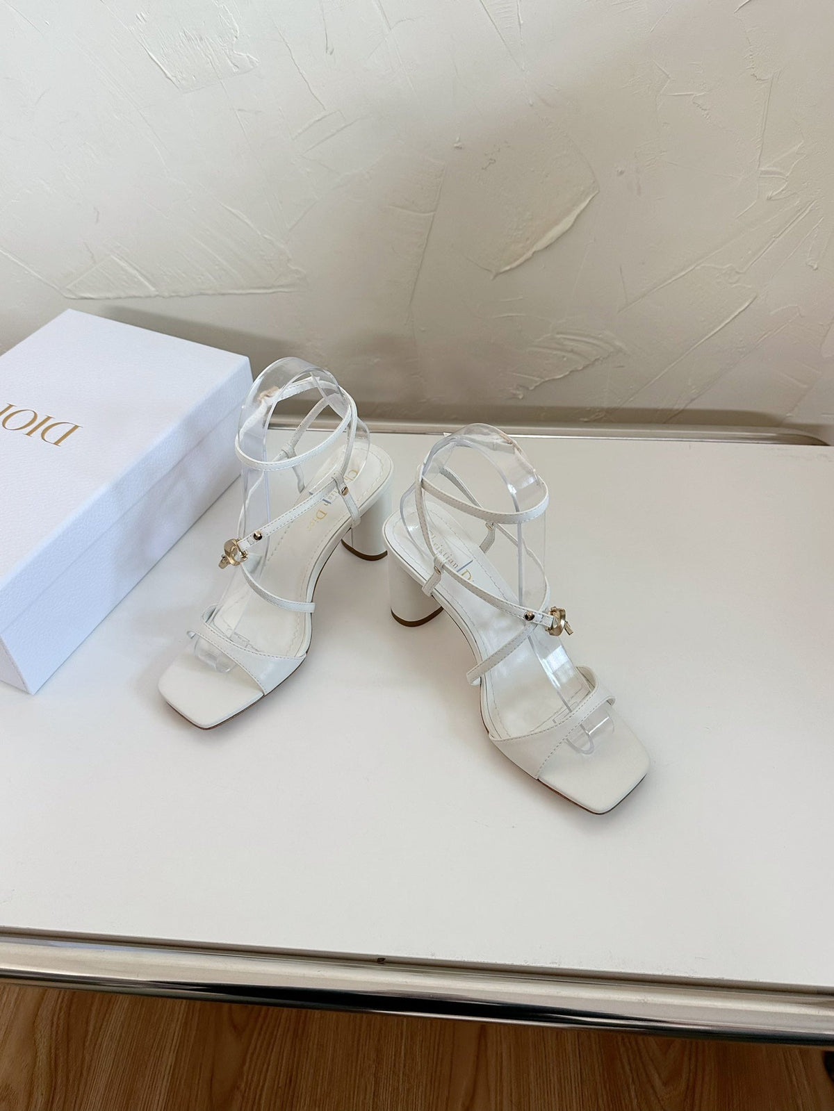 MEDIUM SQUARE HEEL SANDAL IN WHITE LAMBSKIN