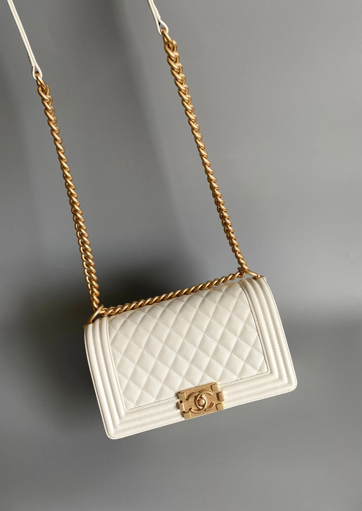 CHANEL MEDIUM 25 BOY BAG IN WHITE LAMBSKIN GOLD HARDWARE