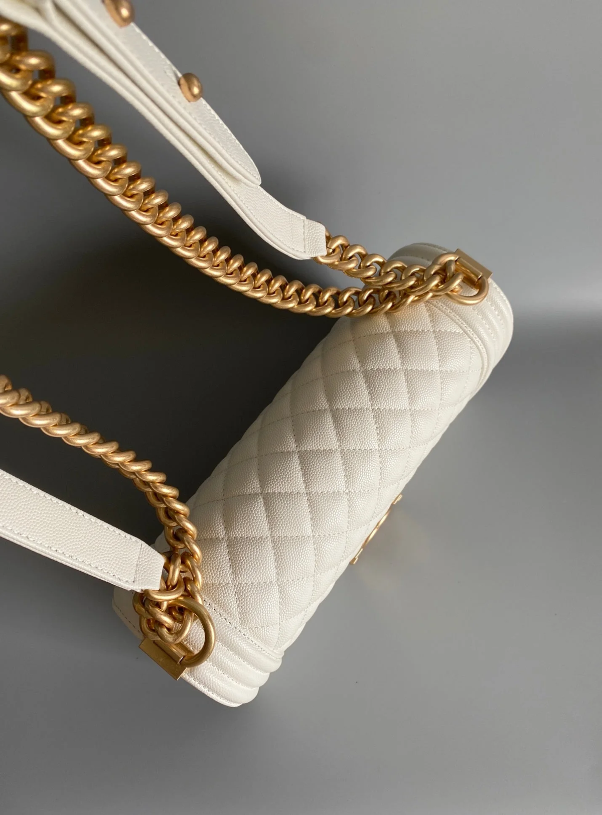 CHANEL MEDIUM 25 BOY BAG IN WHITE LAMBSKIN GOLD HARDWARE