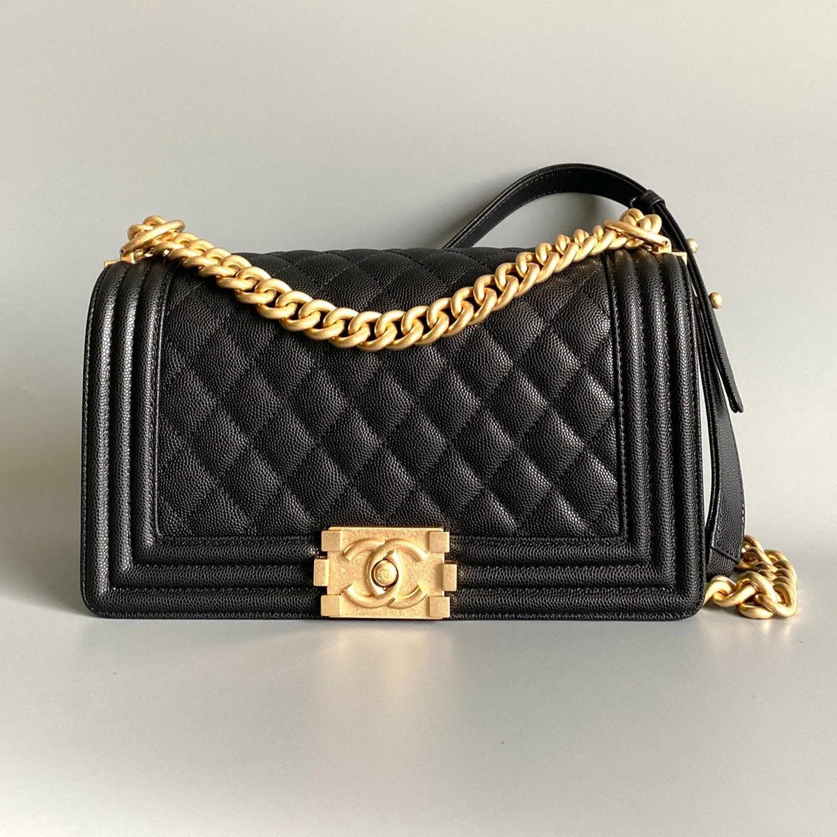 CHANEL MEDIUM 25 BOY BAG IN BLACK LAMBSKIN GOLD HARDWARE