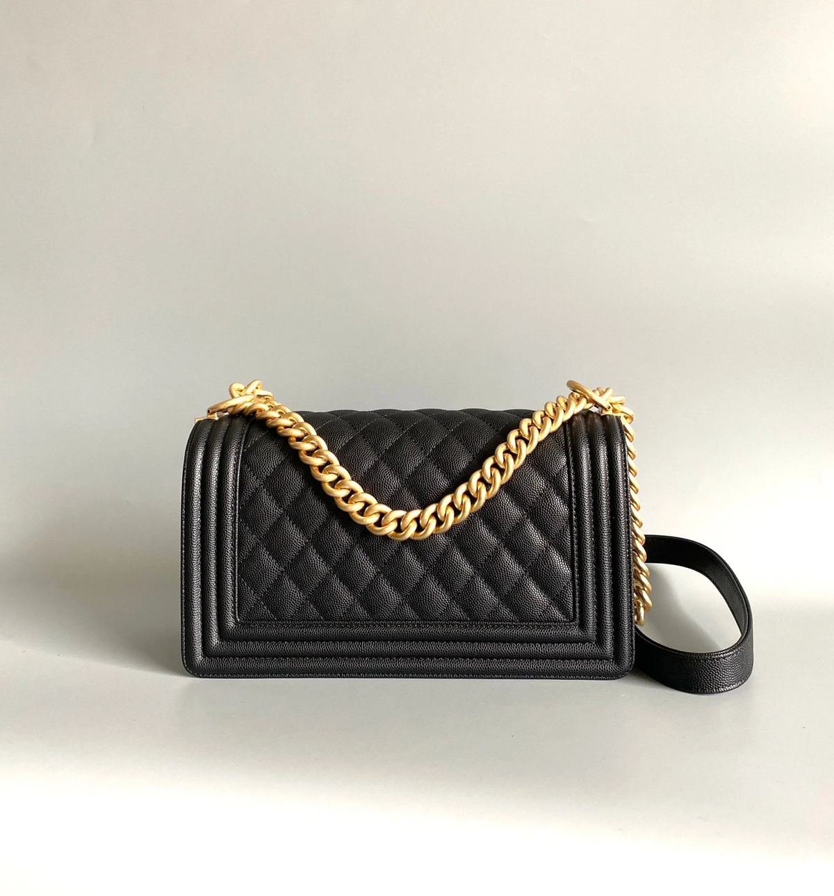 CHANEL MEDIUM 25 BOY BAG IN BLACK LAMBSKIN GOLD HARDWARE