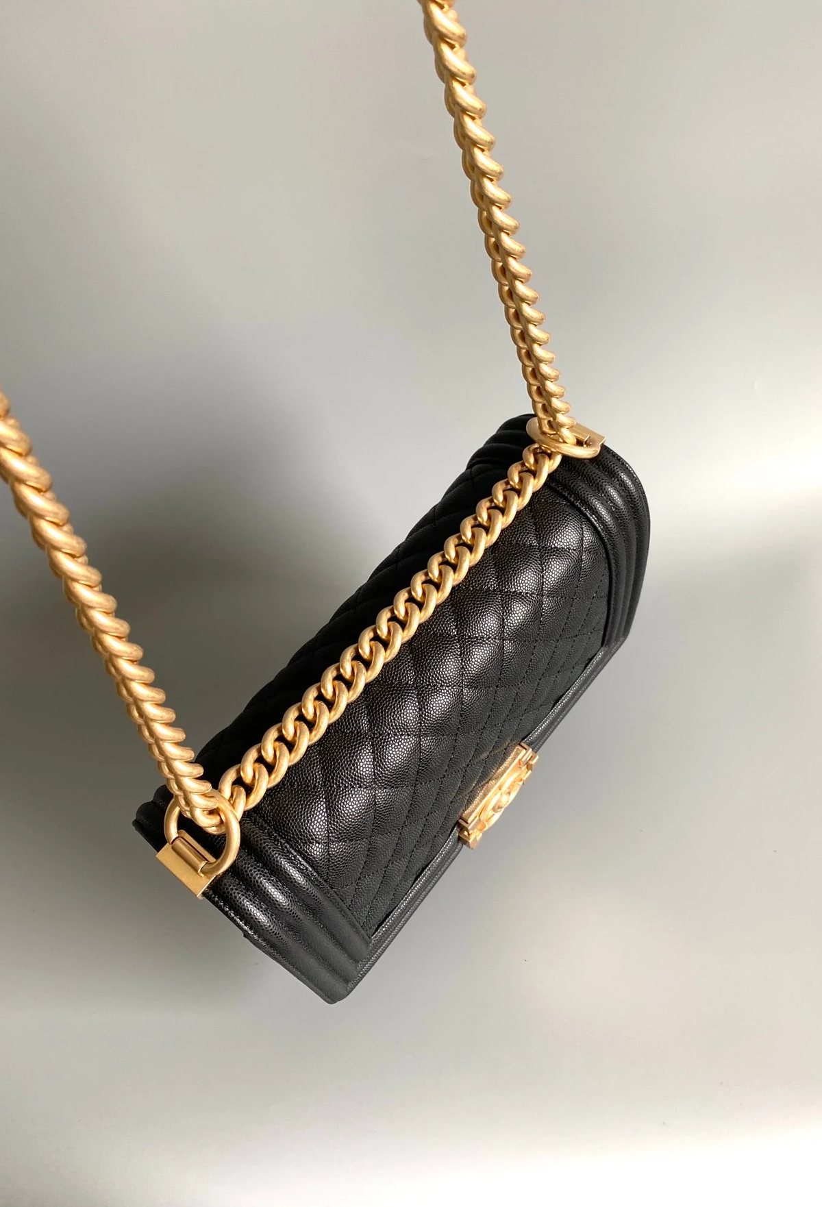 CHANEL MEDIUM 25 BOY BAG IN BLACK LAMBSKIN GOLD HARDWARE