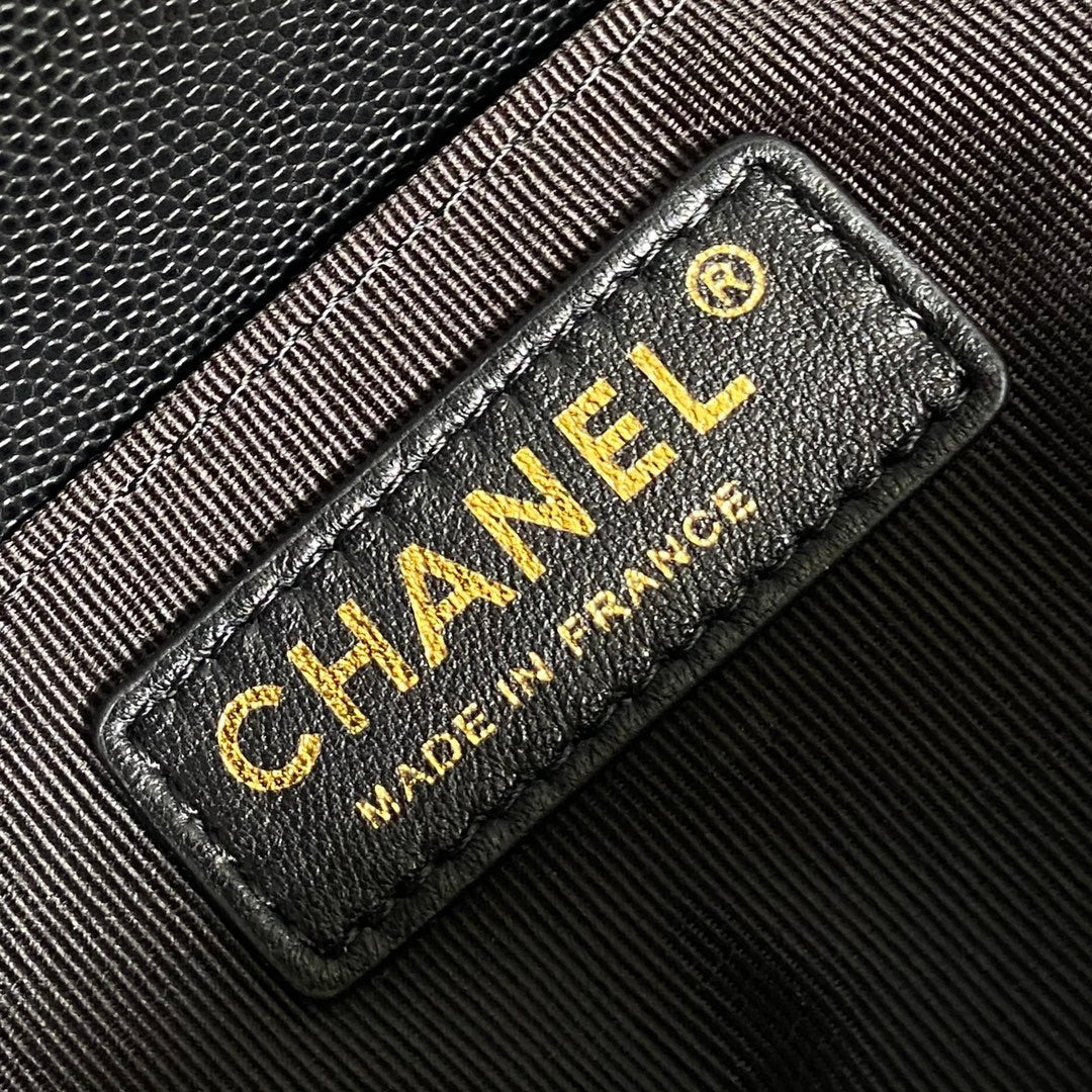 CHANEL MEDIUM 25 BOY BAG IN BLACK LAMBSKIN GOLD HARDWARE