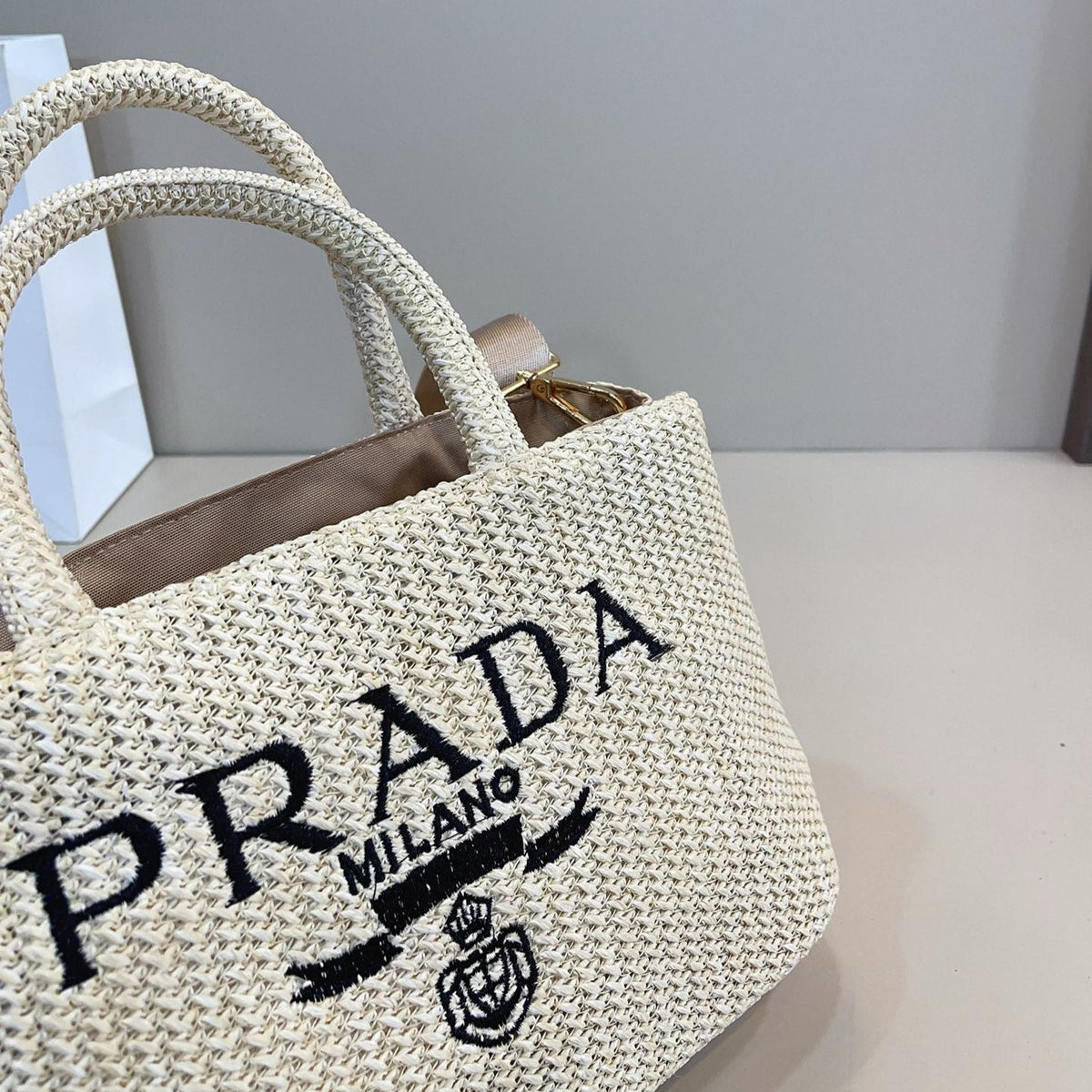BLACK EMBROIDED LOGO TOTE BAG 29 IN BEIGE WOVEN RAFFIA