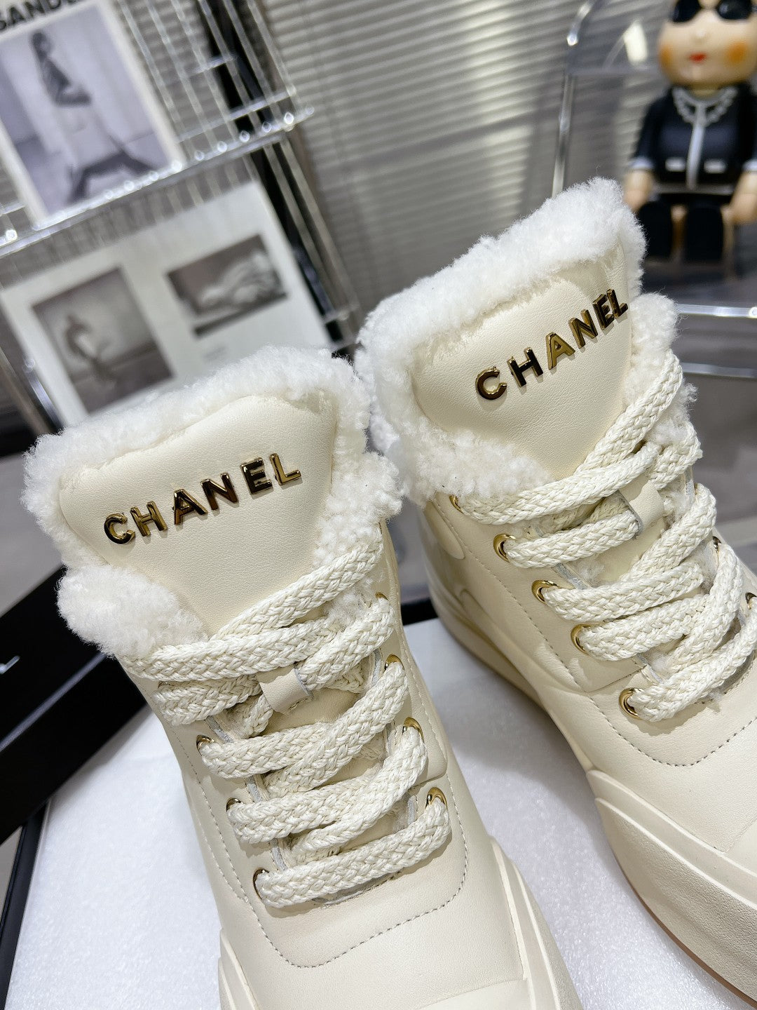 MARTIN BOOTS IN WHITE CALFSKIN AND LAMB FUR LINING