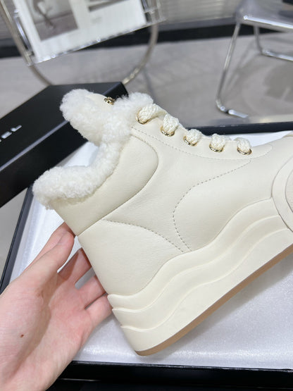MARTIN BOOTS IN WHITE CALFSKIN AND LAMB FUR LINING