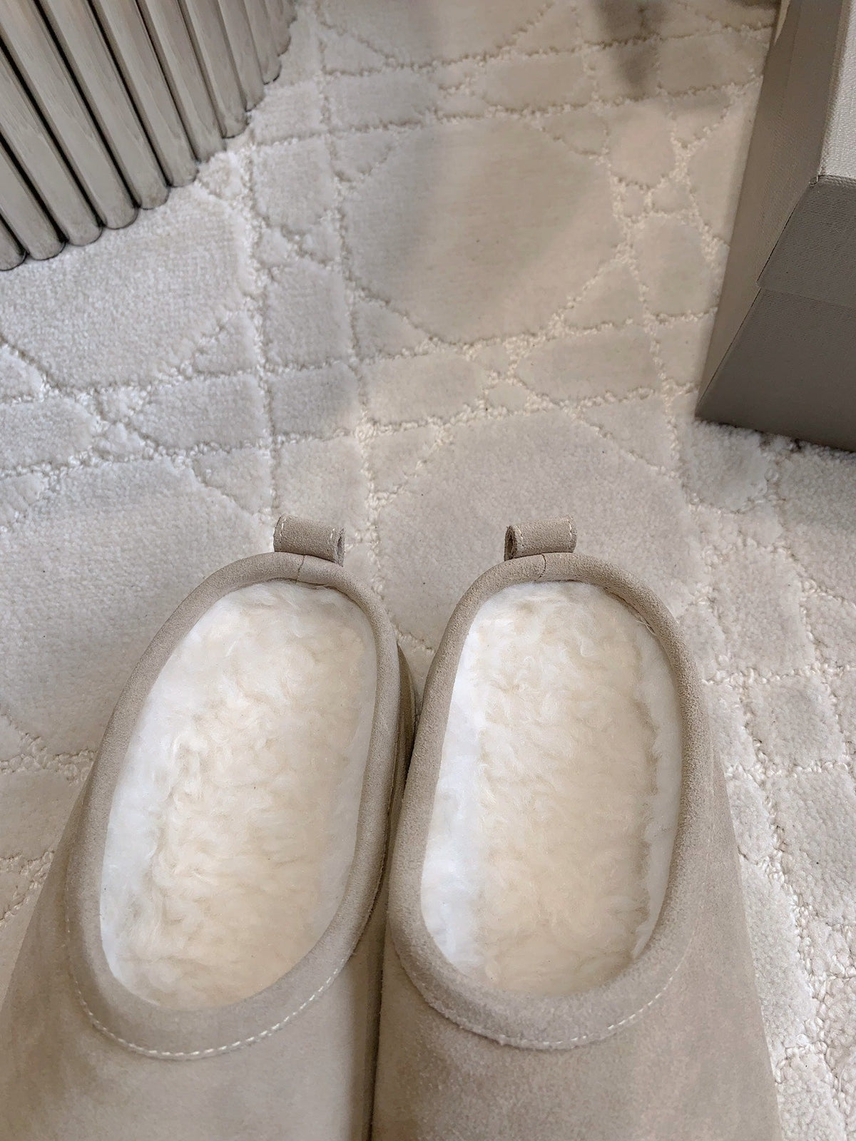 ALASKA SLIPPER IN BEIGE SUEDE