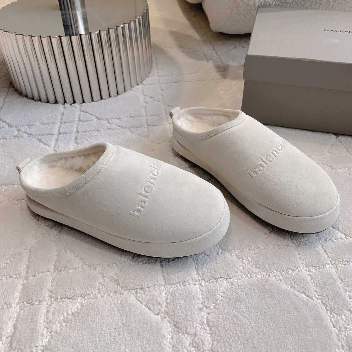 ALASKA SLIPPER IN WHITE SUEDE