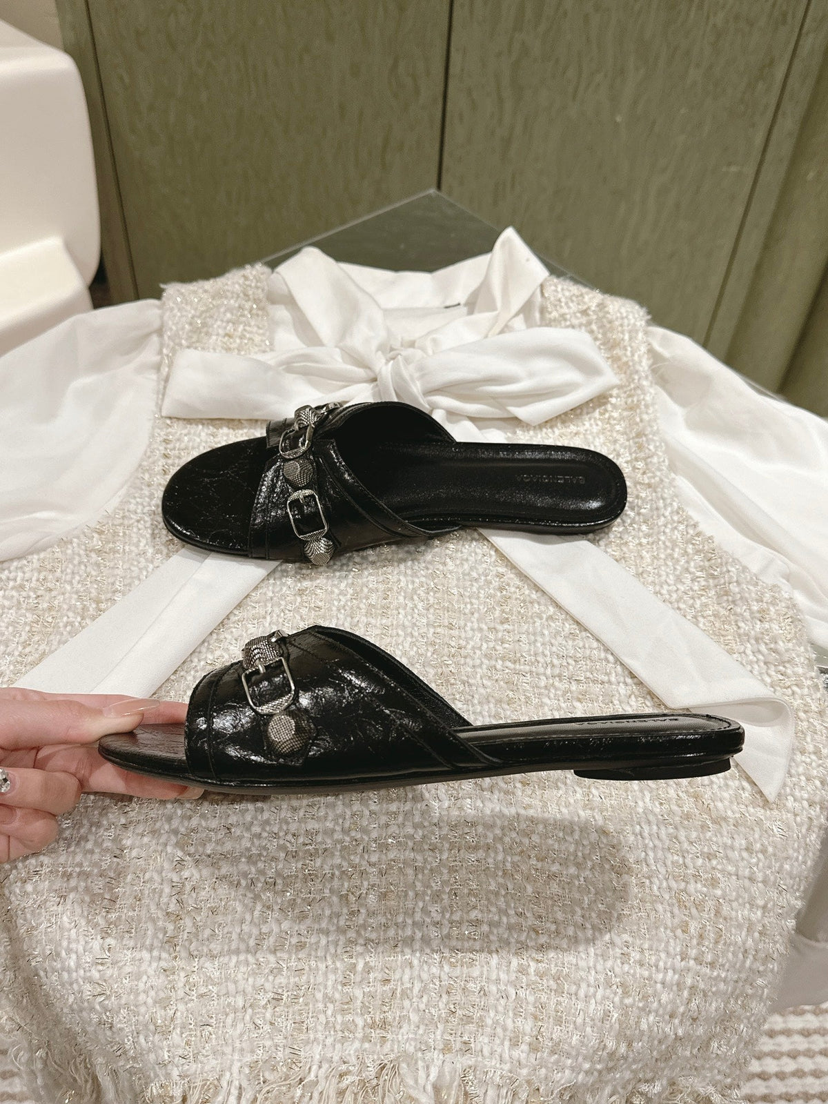 CAGOLE FLAT SANDALS IN BLACK WAX-OIL SHEEPSKIN
