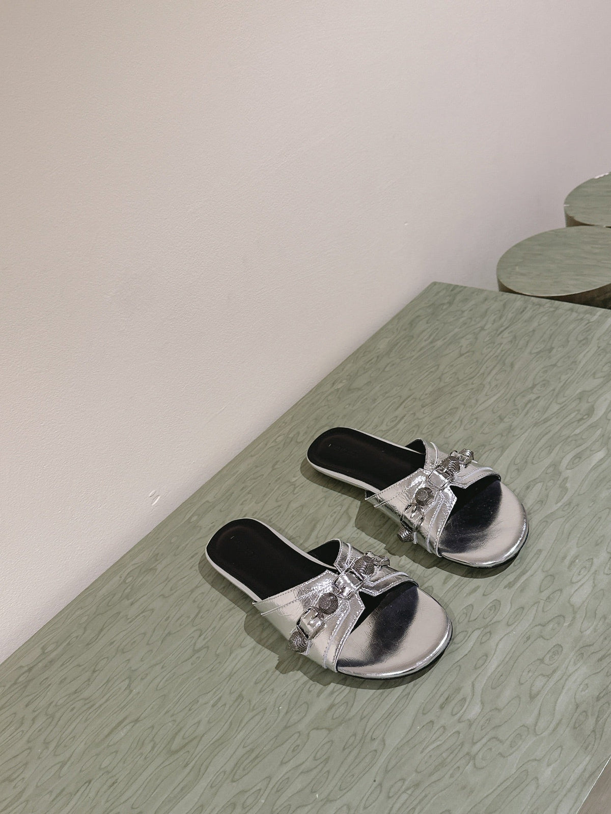 CAGOLE FLAT SANDALS IN SILVER WAX-OIL SHEEPSKIN