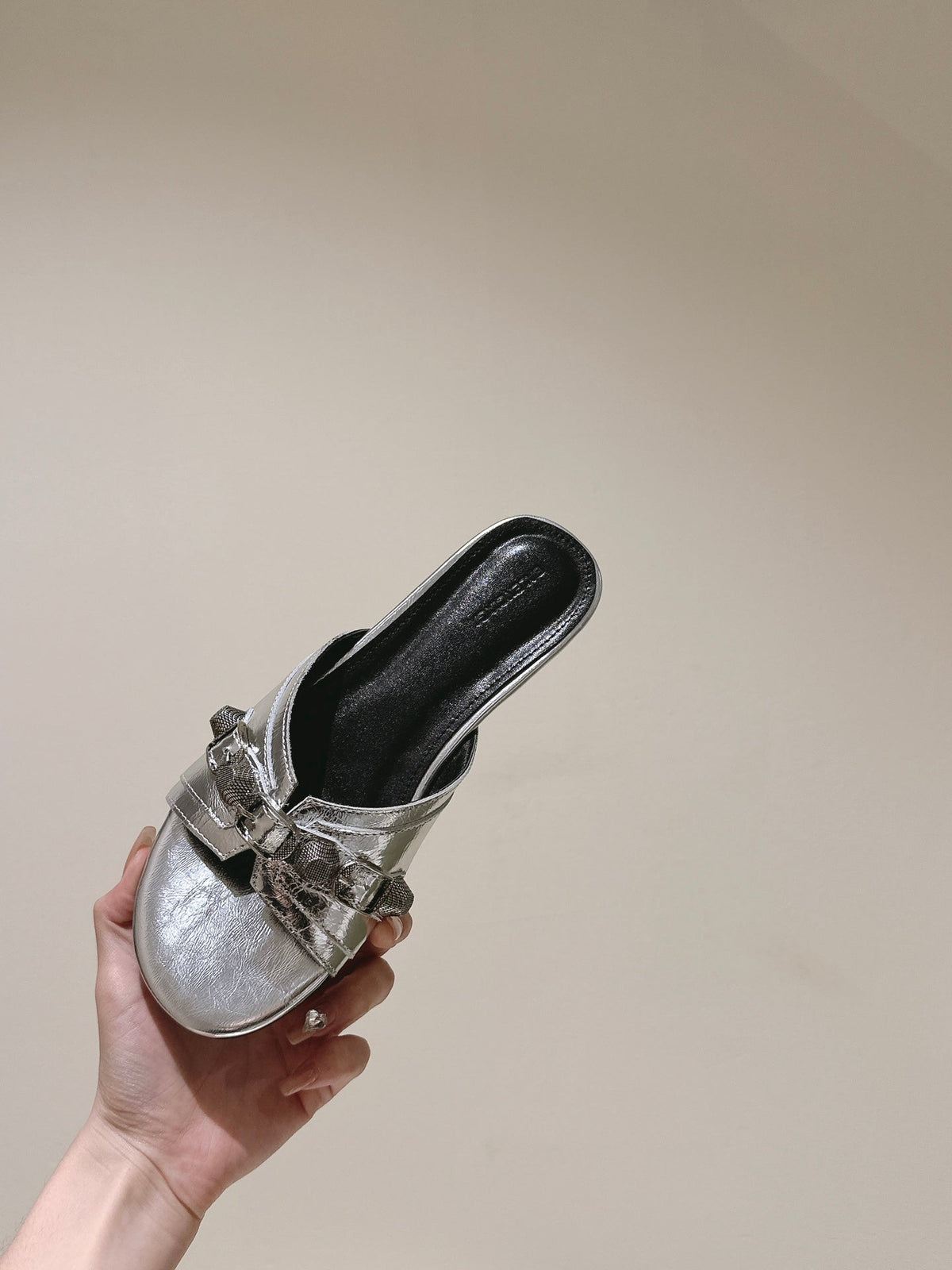 CAGOLE FLAT SANDALS IN SILVER WAX-OIL SHEEPSKIN