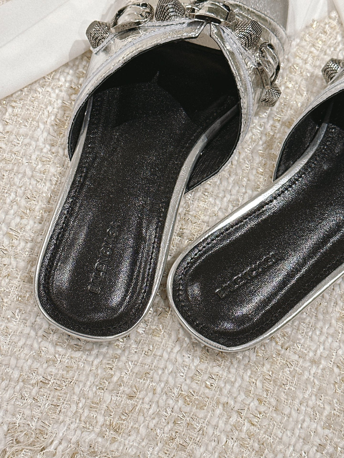 CAGOLE FLAT SANDALS IN SILVER WAX-OIL SHEEPSKIN