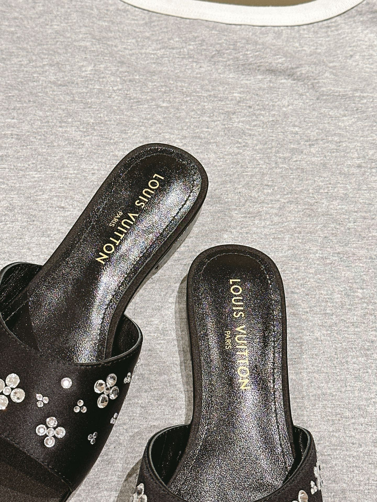 LV WOMEN FLAT MULE IN BLACK SATIN WITH RHINESTONE