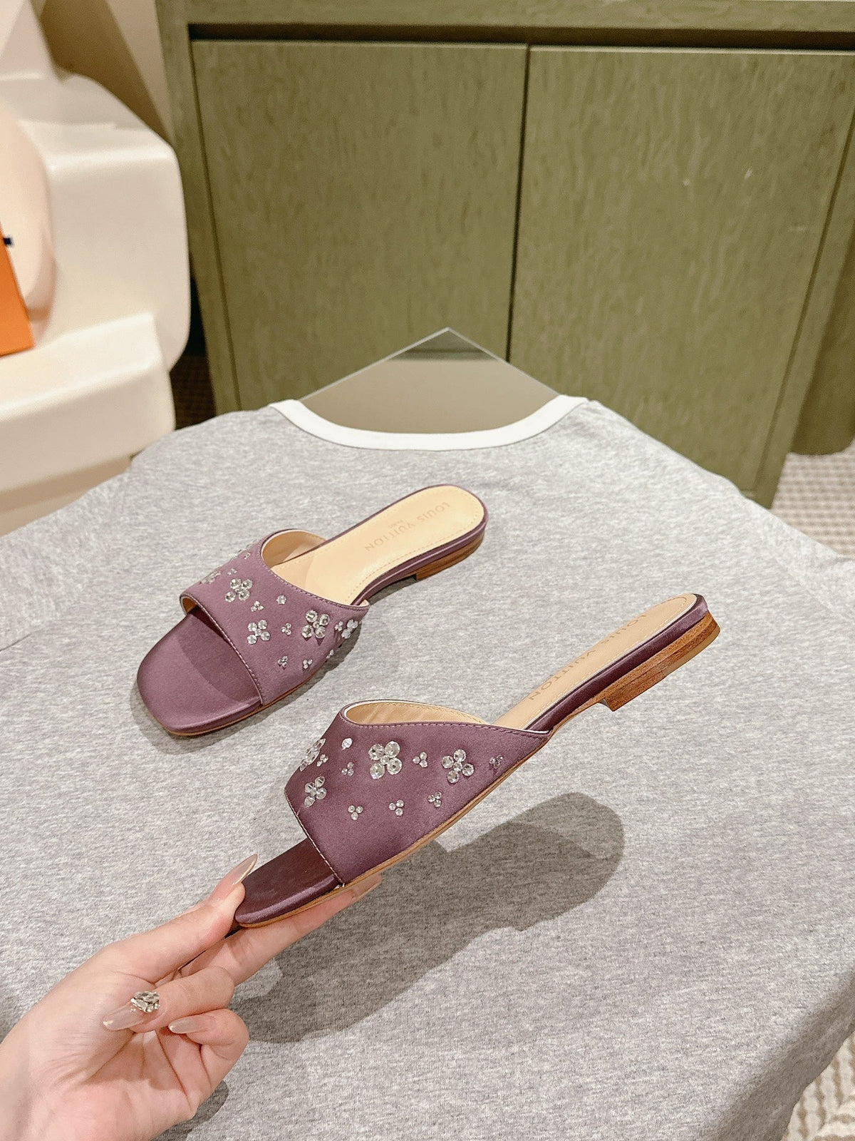 LV WOMEN FLAT MULE IN MAUVE PURPLE SATIN WITH RHINESTONE