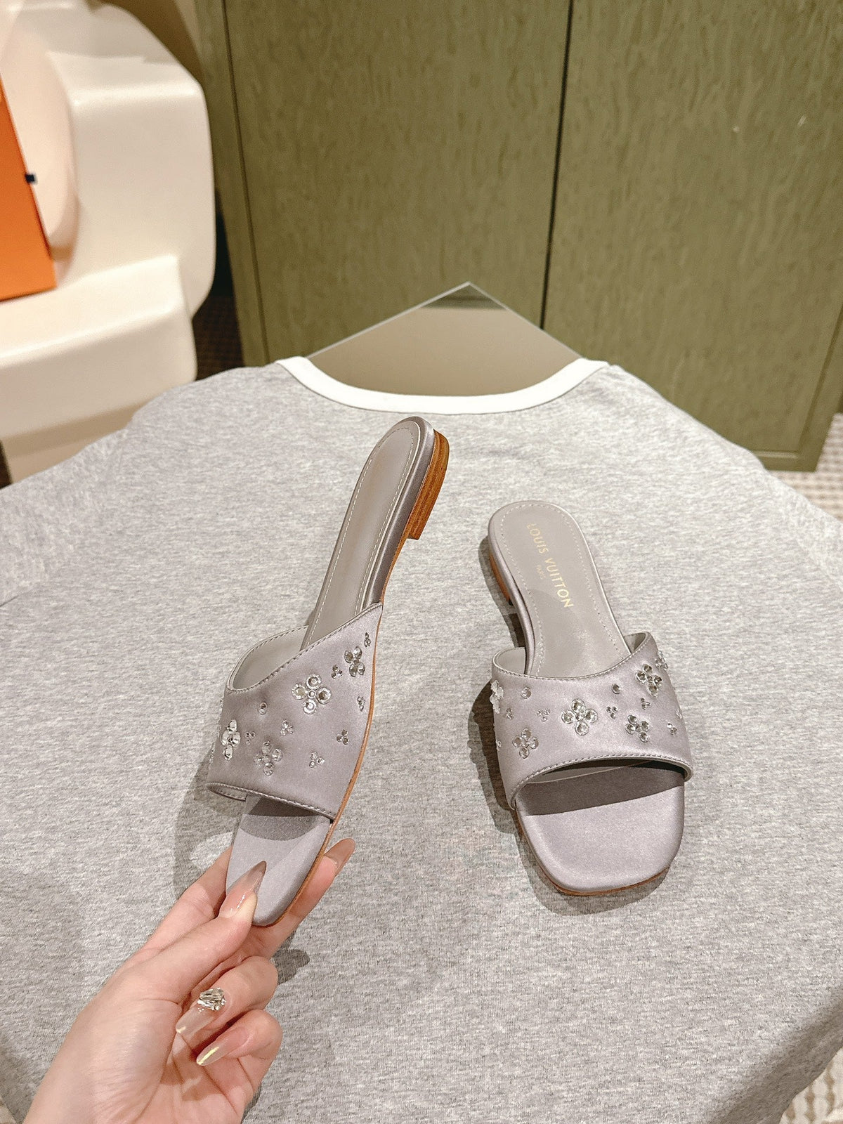 LV WOMEN FLAT MULE IN PASTEL PURPLE SATIN WITH RHINESTONE