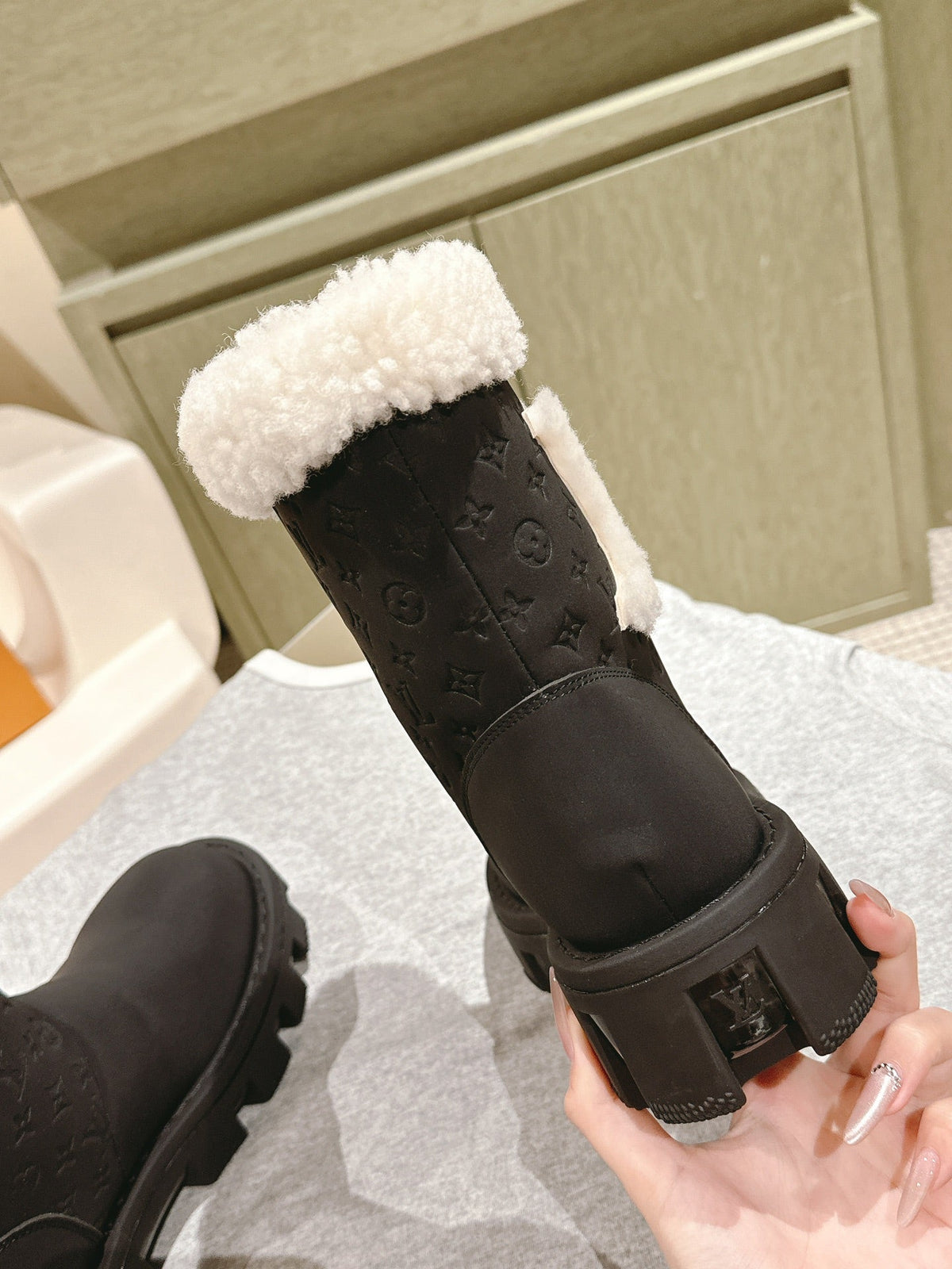 ANKLE BOOTS IN BLACK EMBOSSED CALFSKIN AND WHITE SHEARLING