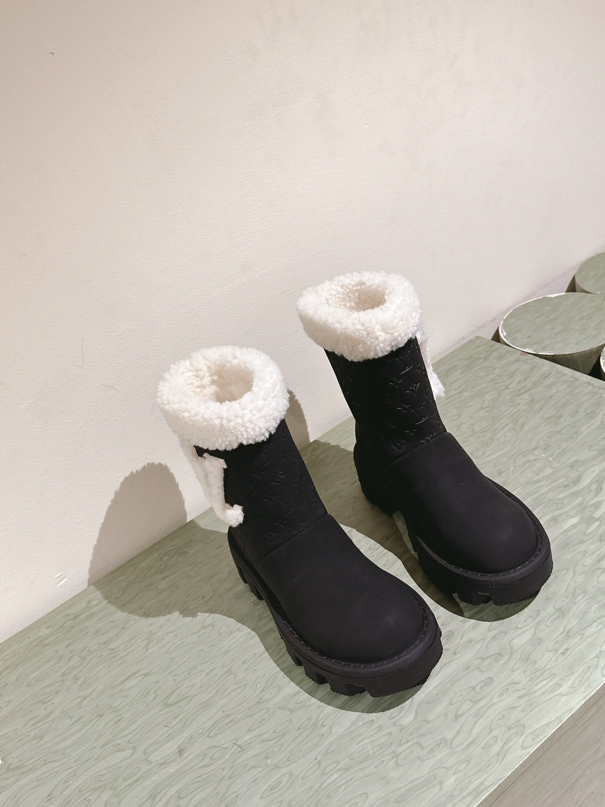 ANKLE BOOTS IN BLACK EMBOSSED CALFSKIN AND WHITE SHEARLING