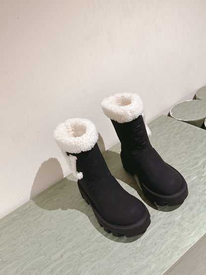 ANKLE BOOTS IN BLACK EMBOSSED CALFSKIN AND WHITE SHEARLING