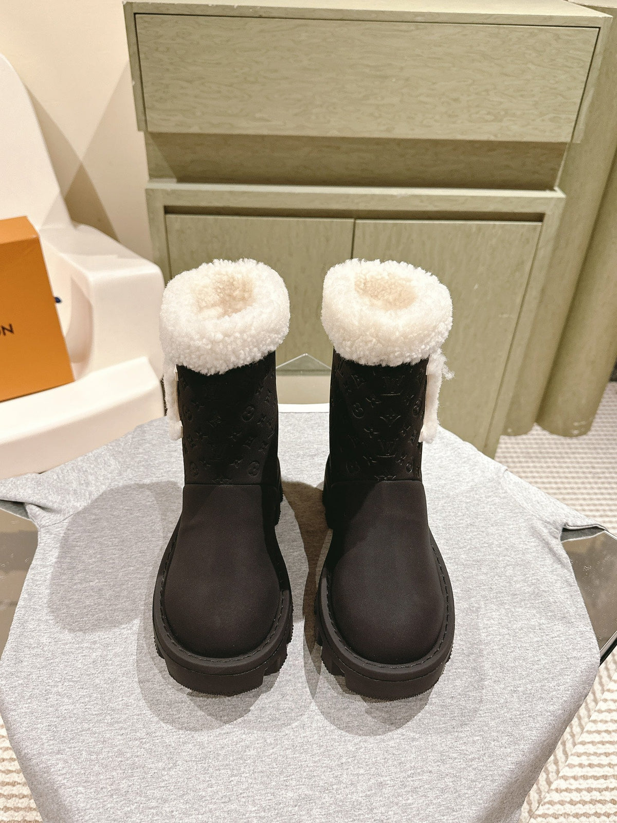 ANKLE BOOTS IN BLACK EMBOSSED CALFSKIN AND WHITE SHEARLING
