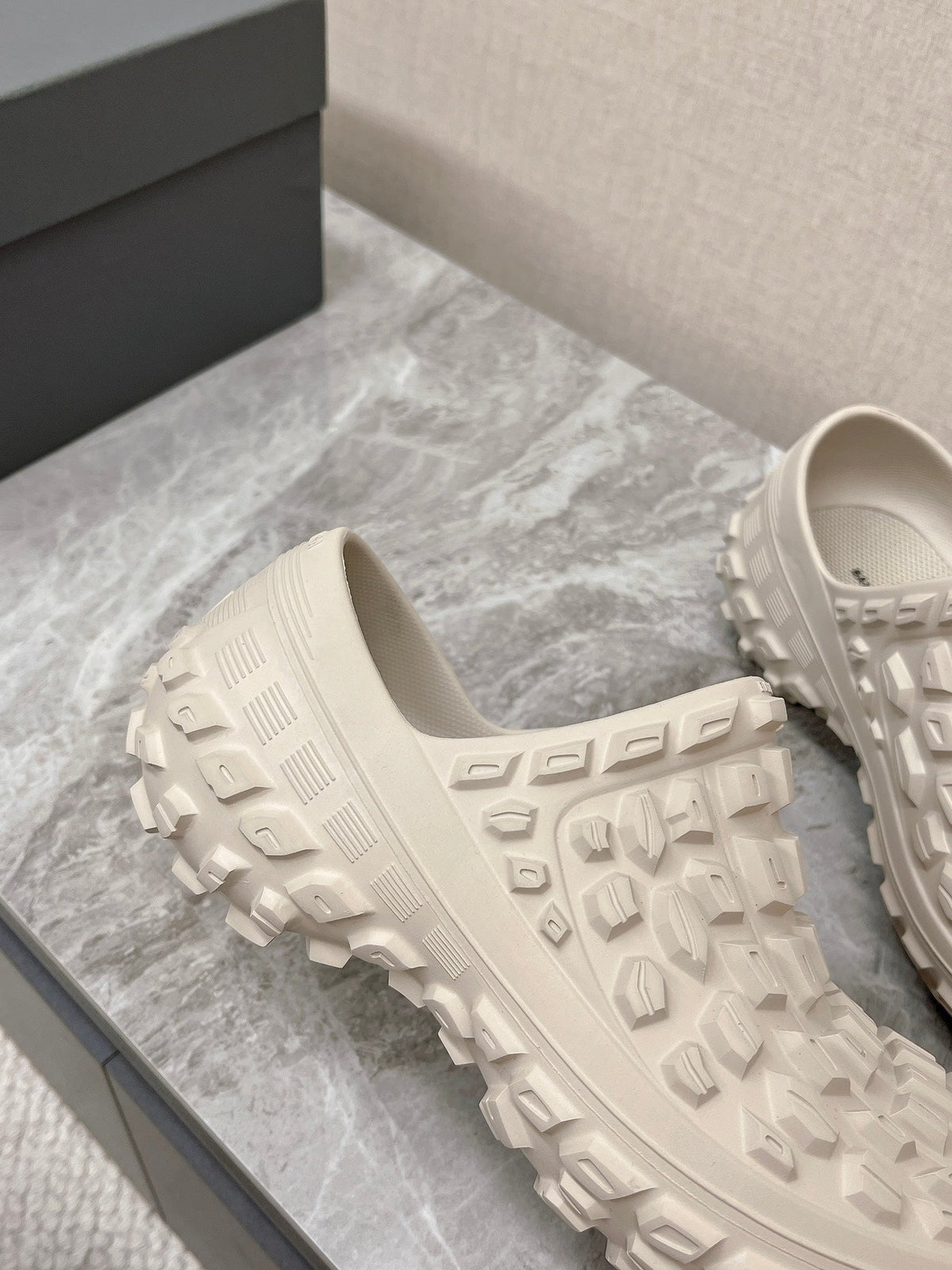 BOUNCER CLOG IN BEIGE RUBBER
