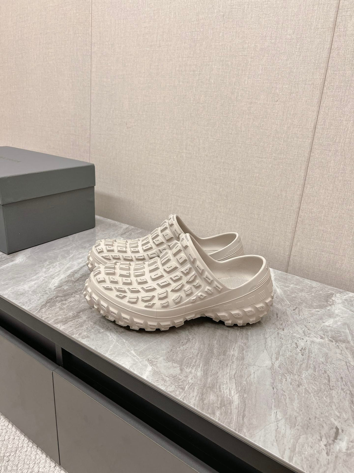 BOUNCER CLOG IN BEIGE RUBBER